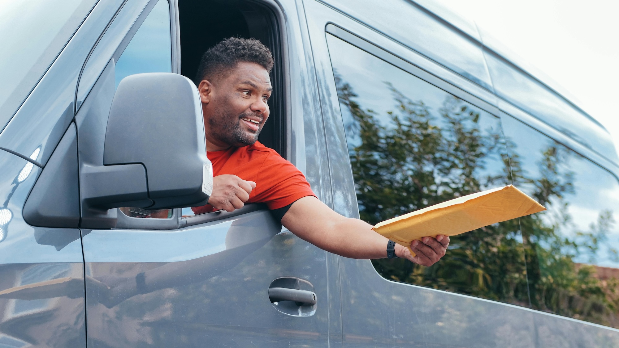 Datamovers delivery driver smiling